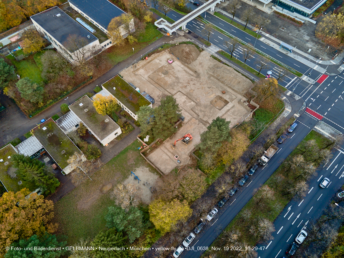 19.11.2022 - Luftbilder von der Baustelle an der Quiddestraße 'Haus für Kinder' in Neuperlach